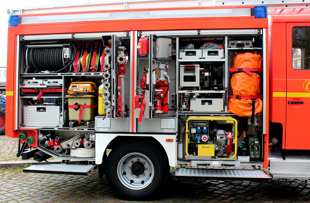 zeigt ein voll ausgestattetes Feuerwehrauto