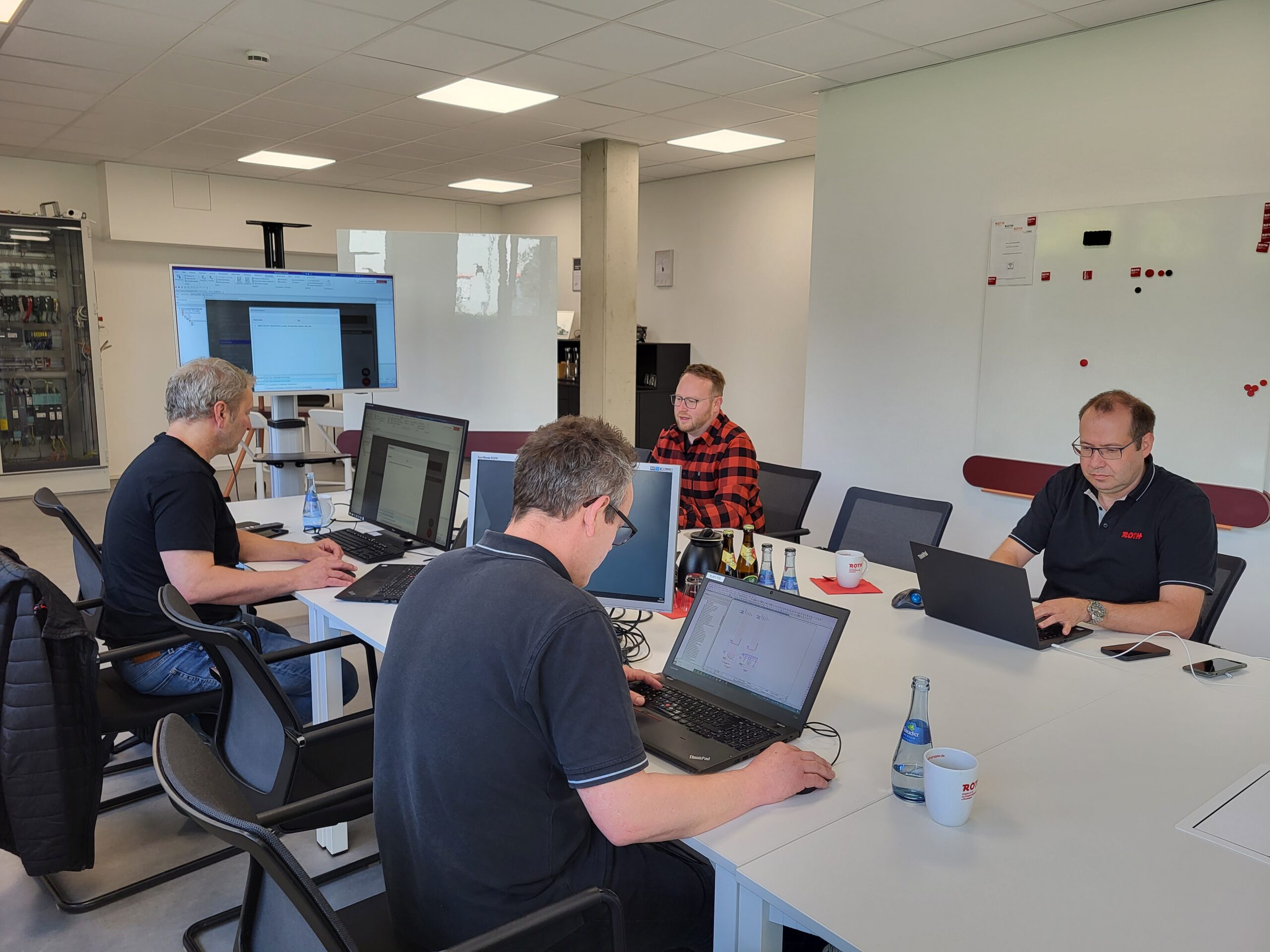 Teilnehmer der Schulung beim arbeiten am Rechner.